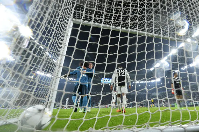 Real Madrid's Brazilian defender Marcelo (L) celebrates after scoring during the UEFA Champions League quarter-final first leg football match between Juventus and Real Madrid at the Allianz Stadium in Turin on April 3, 2018. / AFP PHOTO / Alberto PIZZOLI
