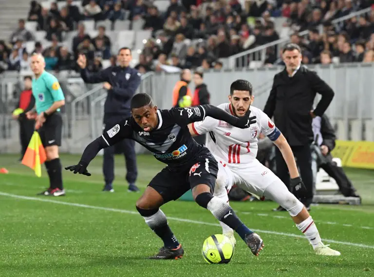 Lille's player Yassine Benzia (R) vies with Bordeaux's Malcom (L) during the French L1 football match between Bordeaux and Lille, on April 7, 2018 at the Matmut stadium in Bordeaux southwestern France.  / AFP PHOTO / MEHDI FEDOUACH