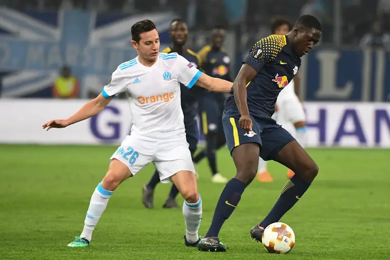 Olympique de Marseille's French midfielder Florian Thauvin (L) vies for the ball with Leipzig's French defender Ibrahima Konate (R) during the Europa League quarter final second leg football match Olympique de Marseille (OM) vs RB Leipzig at the Velodrome stadium in Marseille, on April 12, 2018.   / AFP PHOTO / BORIS HORVAT