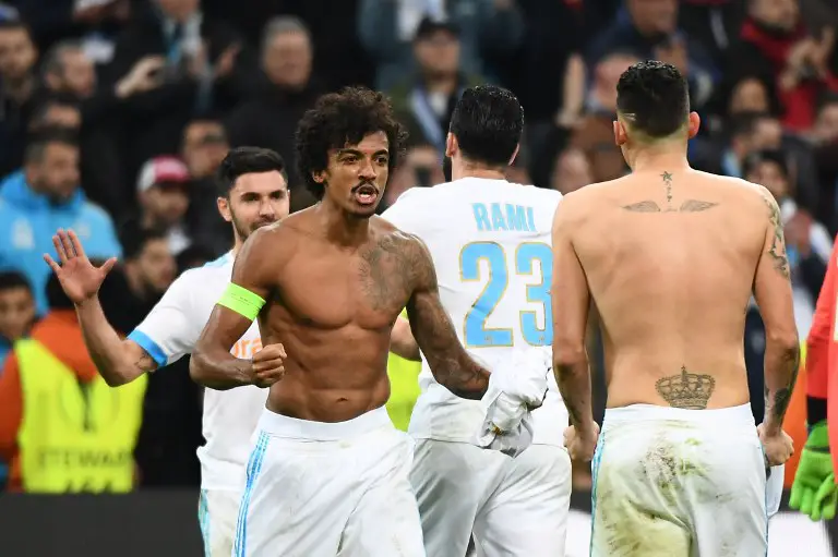 Marseille's  Brazilian midfielder Luiz Gustavo and teammates celebrate after winning the Europa League quarter final second leg football match between Olympique de Marseille (OM) and RB Leipzig at the Velodrome stadium in Marseille, on April 12, 2018. / AFP PHOTO / BORIS HORVAT