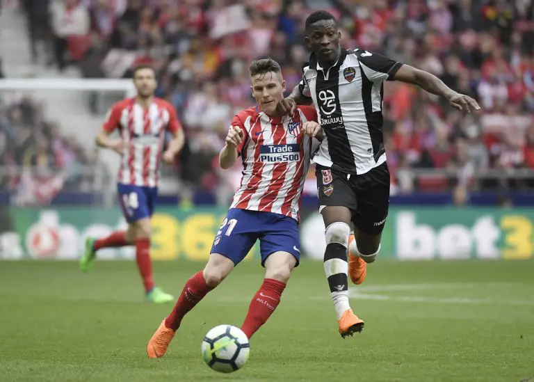 Atletico Madrid's French forward Kevin Gameiro (L) vies with Levante's Colombian midfielder Jefferson Lerma during the Spanish league football match between Club Atletico de Madrid and Levante UD at the Wanda Metropolitano stadium in Madrid on April 15, 2018. / AFP PHOTO / GABRIEL BOUYS