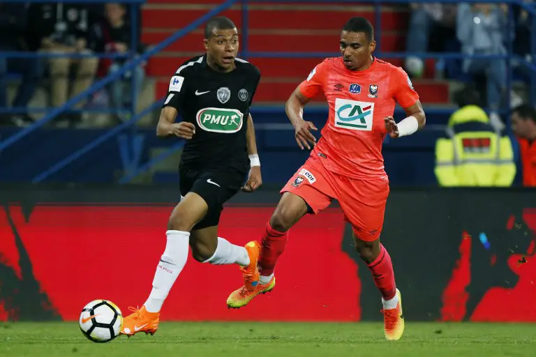 Paris Saint-Germain's French forward Kylian Mbappe (L) vies for the ball with Caen's French defender Alexander Djiku (R) during the French cup semi-final match between Caen (SMC) and Paris Saint-Germain (PSG) on April 18, 2018 at the Michel-d'Ornano stadium in Caen, northwestern France. / AFP PHOTO / CHARLY TRIBALLEAU