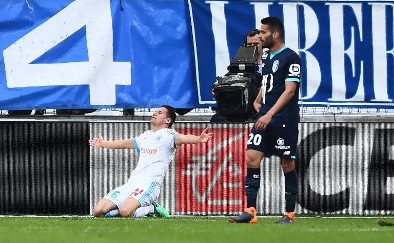Olympique de Marseille's French midfielder Florian Thauvin (L) celebrates after scoring a goal during the French L1 football match Marseille versus Lille on April 21, 2018 at the Velodrome stadium in Marseille, southern France. / AFP PHOTO / ANNE-CHRISTINE POUJOULAT