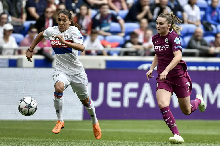 Manchester City's British forward Melissa Lawley (R) vies with Lyon's French midfielder Amel Majri (L) during the UEFA Women's Champions League semi-final second leg football match between Olympique Lyonnais (OL) and Manchester City on April 29, 2018, at the Parc Olympique Lyonnais stadium in Decines-Charpieu, central-eastern France.  / AFP PHOTO / JEFF PACHOUD