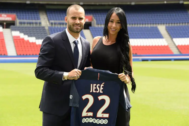 Paris Saint-Germain's new recruit Jesé Rodríguez Ruiz (L) poses with his jersey alongside girlfriend Aurah Ruiz at a press conference at the Parc des Princes stadium in Paris on August 8, 2016.
Twenty-three year old Spanish attacker Jese, formerly of Real Madrid, signed a five-year contract with Paris Saint Germain (PSG), announced by PSG on August 8 in Paris.  / AFP PHOTO / BERTRAND GUAY