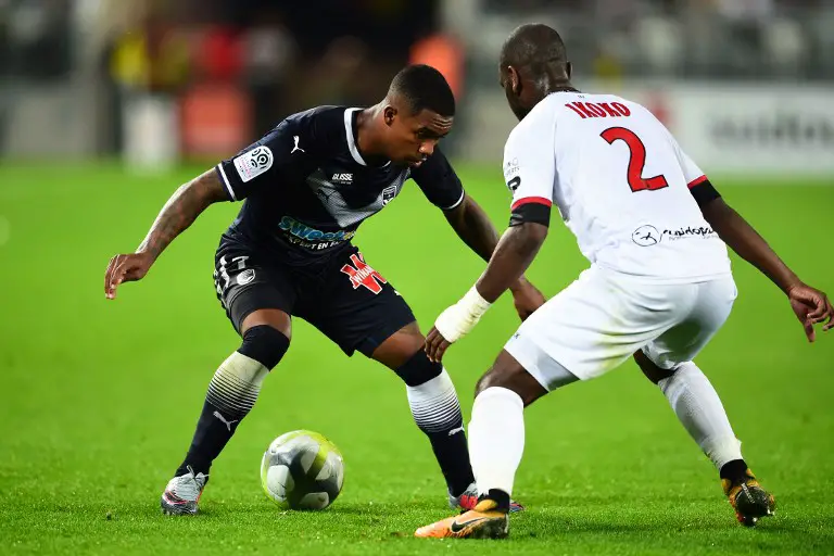 Bordeaux's Brazilian forward Malcom (L) vies with Guingamp's Franch-Congolese defender Jordan Ikoko during the French Ligue 1 football match between Bordeaux and Guingamp on September 23, 2017 at the Matmut Atlantique stadium in Bordeaux, southwestern France.  / AFP PHOTO / NICOLAS TUCAT