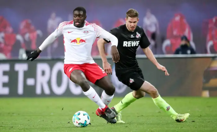 Dayot Upamecano (5, RB Leipzig) und Simon Terodde (9, Koeln).