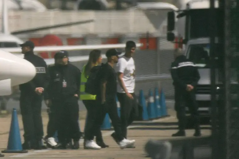 Paris Saint-Germain's Brazilian forward Neymar is pictured as he disembarks a private jet on the tarmac of Le Bourget airport near Paris on May 4, 2018.
While his return is too late to have any impact for his club, Brazil fans are desperate for their iconic star to lead the team out at the Wold Cup in Russia. The 26-year-old Paris Saint-Germain forward -- at 220 million euros ($263 million) the most expensive player in history -- broke a bone in his right foot on February 25 playing for PSG and has been in a race for fitness since undergoing surgery in Brazil on March 3.
 / AFP PHOTO / CHRISTOPHE SIMON