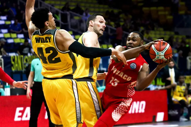 Riesen Ludwigsburg's Florian Koch (L) vies for the ball with AS Monaco's Christopher Evans (R) during the final four Champions League basketball game between Riesen Ludwigsburg and AS Monaco at the OAKA Stadium, in Athens on May 4, 2018.   / AFP PHOTO / ANDREAS PAPAKONSTANTINOU