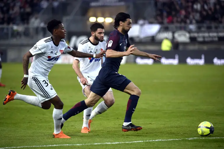 Amiens' Bongani Zungu (L) vies with Paris Saint-Germain's Argentinian forward Javier Pastore during the French L1 football match between Amiens (L1) and Paris on May 4, 2018 at the Licorne stadium in Amiens.  / AFP PHOTO / FRANCOIS LO PRESTI