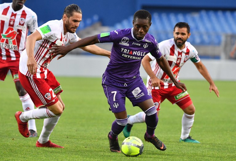 Toulouse's Ivorian forward Max Gardel (C) vies with Ajacio's midfielder Johan Cavalli (R) and Ajaccio's defender Anthony Main (L) during the French L1/L2 first leg play-off football match between Ajaccio (ACA) and Toulouse (TFC) on May 23, 2018, at the Mosson Stadium in Montpellier, southern France. / AFP PHOTO / PASCAL GUYOT