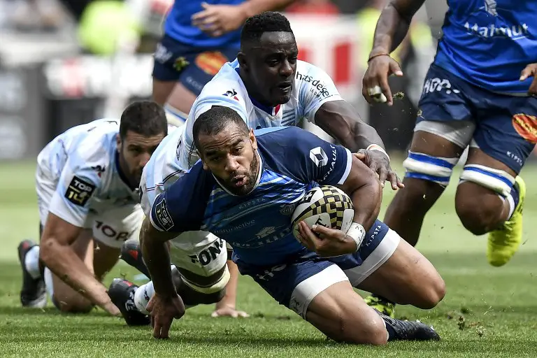 Castres' Australian centre Afusipa Taumoepeau (bottom) vies with Racing 92's Congolese flanker Yannick Nyanga (top) during the French Top 14 rugby union semi-final match between Racing 92 and Castres Olympique on May 26, 2018 at the Groupama stadium in Decines-Charpieu near Lyon, southeastern France. / AFP PHOTO / JEFF PACHOUD