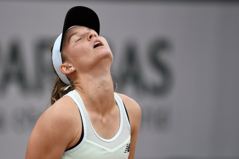 France's Fiona Ferro reacts during her women's singles first round match against Germany's Carina Witthoeft, on day three of The Roland Garros 2018 French Open tennis tournament in Paris on May 29, 2018. / AFP PHOTO / Eric FEFERBERG