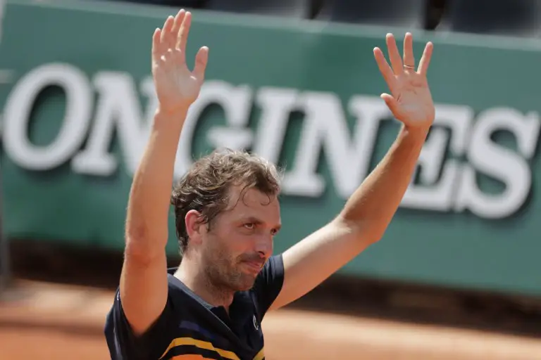 France's Julien Benneteau celebrates after victory over Argentina's Leonardo Mayer in their men's singles first round match on day four of The Roland Garros 2018 French Open tennis tournament in Paris on May 30, 2018. / AFP PHOTO / Thomas SAMSON