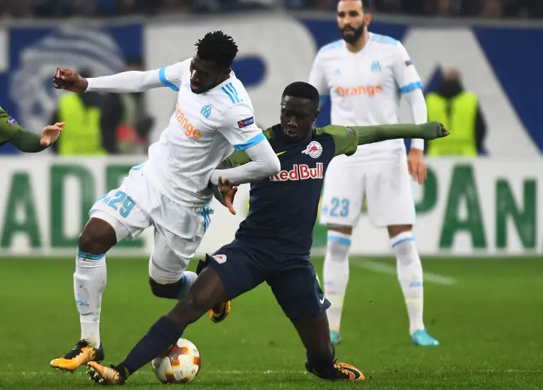 Olympique de Marseille's French midfielder Andre-Frank Zambo Anguissa (L) vies with Salzburg's midfielder from Mali Diadié Samassékou (R) during the UEFA Europa League group I football match Marseille vs Salzburg on Décember 07, 2017 at the Velodrome stadium in Marseille, southern France. / AFP PHOTO / ANNE-CHRISTINE POUJOULAT