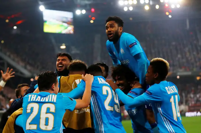 Soccer Football - Europa League Semi Final Second Leg - RB Salzburg v Olympique de Marseille - Red Bull Arena, Salzburg, Austria - May 3, 2018   Marseille's Rolando celebrates scoring their first goal with team mates   joie