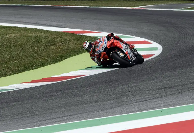 Ducati Team's Spanish rider Jorge Lorenzo takes a bend during the Italian Grand Prix Moto GP at the Mugello track on June 3, 2018. / AFP PHOTO / FILIPPO MONTEFORTE