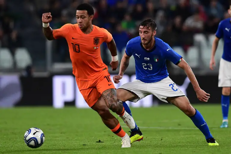 Dutch forward Memphis Depay (L) vies with Italian midfielder Bryan Cristante (R) during the international friendly football match between Italy and the Netherlands at the Allianz Stadium in Turin on June 4, 2018. / AFP PHOTO / MIGUEL MEDINA