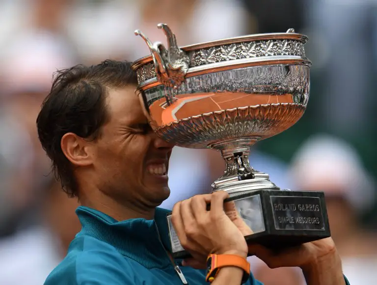 Spain's Rafael Nadal holds La Coupe des Mousquetaires - The Musketeers' Trophy after defeating Austria's Dominic Thiem in their men's singles final match on day fifteen of The Roland Garros 2018 French Open tennis tournament in Paris on June 10, 2018. / AFP PHOTO / Eric FEFERBERG