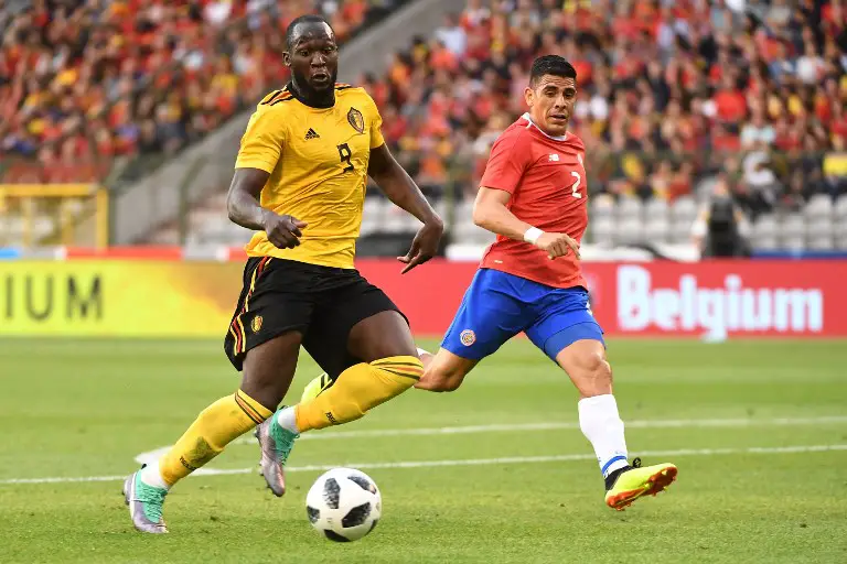 Belgium's forward Romelu Lukaku (L) vies for the ball with Costa Rica's defender Johnny Acosta (R) during the international friendly football match between Belgium and Costa Rica at the King Baudouin Stadium in Brussels on June 11, 2018. / AFP PHOTO / EMMANUEL DUNAND