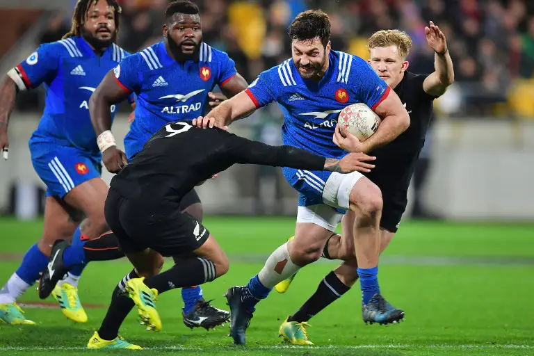 France's Kevin Gourdon (R) tries to fight off New Zealand's Aaron Smith (front L) during the second rugby Test match between New Zealand and France at Westpac Stadium in Wellington on June 16, 2018. / AFP PHOTO / Marty MELVILLE