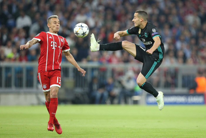 l r in a duel action with Rafinha 13 FC Bayern Muenchen and Lucas Vazquez 17 Real Madrid FC Bayern Muenchen vs Real Madrid Soccer Semi Finals Champions League 25 04 2018 Muenchen Bayern Germany