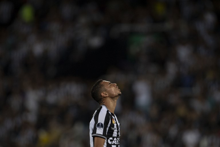 Brazil's Botafogo player Luiz Fernando shouts after missing a goal during the 2018 Copa Sudamericana  football match against Chile's Audax Italiano at Nilton Santos Olympic stadium "Engenhao" in Rio de Janeiro, Brazil, on May 09, 2018.  / AFP PHOTO / Mauro Pimentel