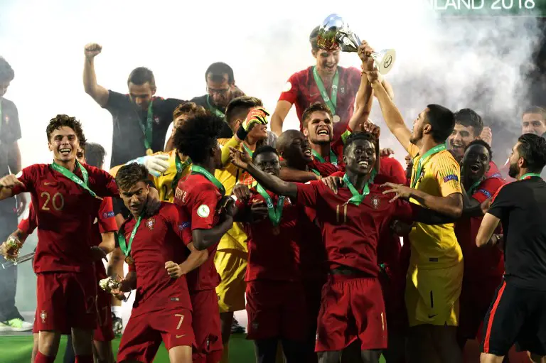 Portugals team celebrates victory in the football 2018 UEFA European Under-19 Championship FIFA final match Italy vs Portugal in Seinäjoki, Finland on July 29, 2018.   / AFP PHOTO / Lehtikuva / Timo Aalto / Finland OUT