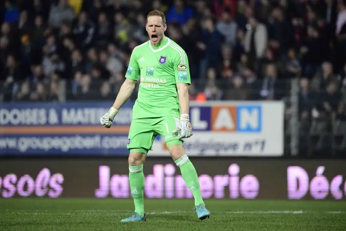 Matz Sels goalkeeper of RSC Anderlecht celebrates when teammate  Ryota Morioka forward of RSC Anderlecht scored the opening goal during the Jupiler Pro League Play - Off 1 match between Sporting Charleroi and RSC Anderlecht at the Stade du Pays de Charleroi stadium on April 06, 2018 in Charleroi, Belgium, 6/04/2018