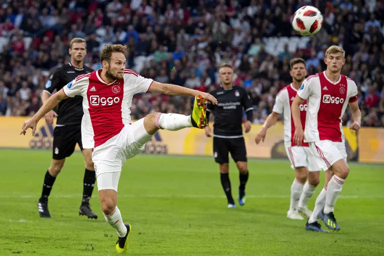 Ajax's Dutch defender Daley Blind (L) controls the ball during the Dutch Eredivisie football match between Ajax and FC Emmen, in Amsterdam, on 25 August 2018. / AFP PHOTO / ANP / Olaf KRAAK / Netherlands OUT