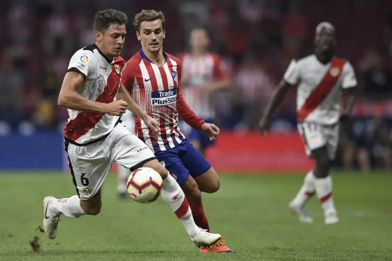 Rayo Vallecano's Spanish defender Gorka Elustondo (L) vies with Atletico Madrid's French forward Antoine Griezmann during the Spanish league football match between Club Atletico de Madrid and Rayo Vallecano at the Wanda Metropolitano stadium in Madrid on August 25, 2018. / AFP PHOTO / GABRIEL BOUYS
