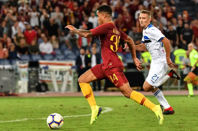 Roma's Dutch forward Justin Kluivert (C) is watched by Atalanta's Belgian defender Timothy Castagne as he runs with the ball during the Italian Serie A football match between Roma and Atalanta at The "Olympic" Stadium in Rome on August 27, 2018. / AFP PHOTO / Andreas SOLARO