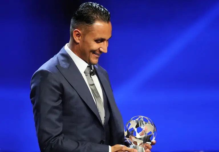 Costa Rican Real Madrid's goalkeepr Keylor Navas reacts after receiving the UEFA Champions League Goalkeeper of the Season award ahead of the draw for UEFA Champions League football tournament at The Grimaldi Forum in Monaco on August 30, 2018. / AFP PHOTO / Valery HACHE