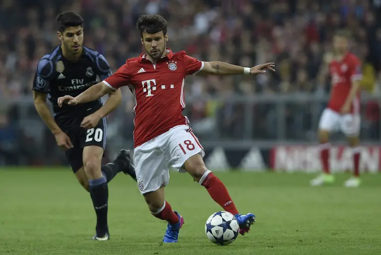 Real Madrid's midfielder Marco Asensio (L) and Bayern Munich's Spanish defender Juan Bernat vie for the ball during the UEFA Champions League 1st leg quarter-final football match FC Bayern Munich v Real Madrid in Munich, southen Germany on April 12, 2017. / AFP PHOTO / LLUIS GENE