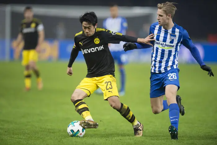 Dortmunds Shinji Kagawa (l.) and Berlins Arne Maier