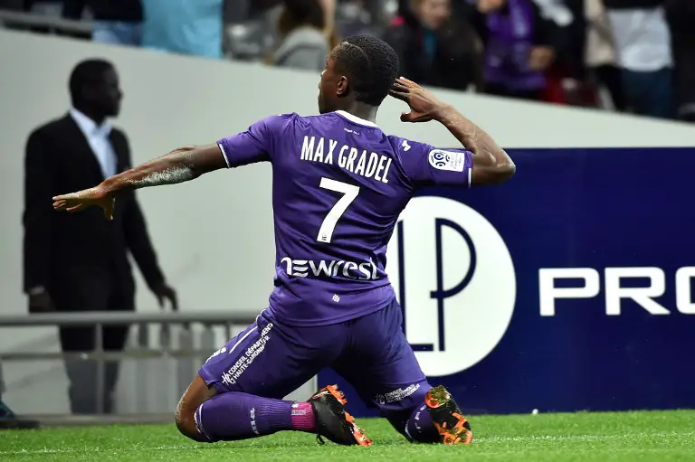Toulouse's French forward Max-Alain Gradel celebrates after scoring his team's first goal during the French L1 football match between Toulouse and Guingamp at The Municipal Stadium in Toulouse, southern France on May 19, 2018. / AFP PHOTO / REMY GABALDA
