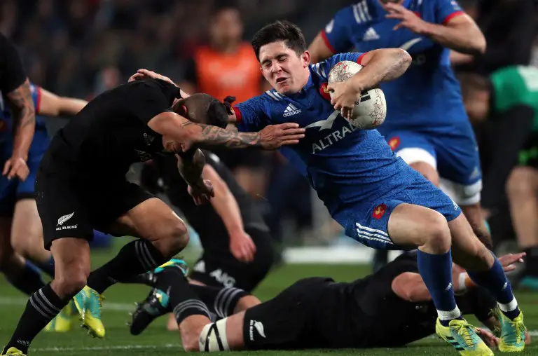 France Anthony Belleau looks to beat the tackle of New Zealand Aaron Smith (L) during the first rugby Test match between New Zealand and France at Eden Park in Auckland on June 9, 2018. / AFP PHOTO / MICHAEL BRADLEY