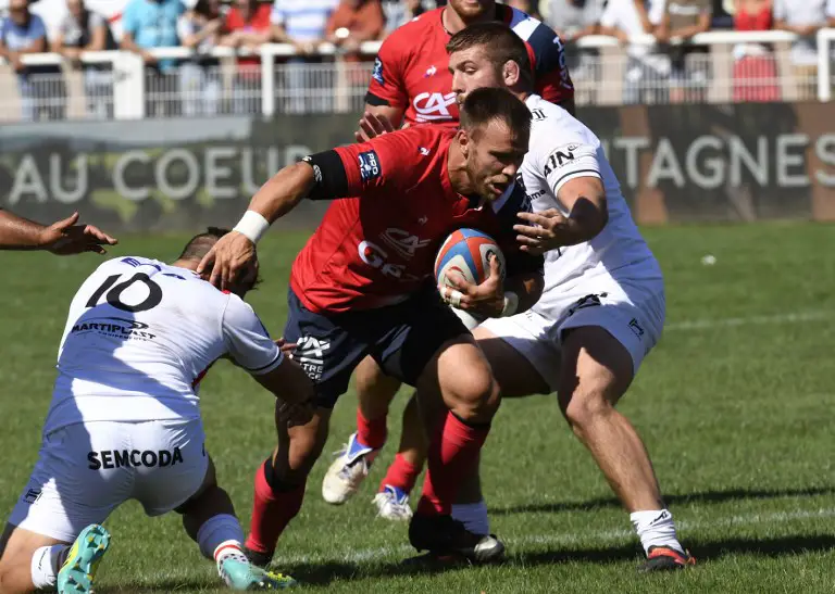 Aurillac's French center Jean-Philippe Cassan (C) vies with Oyonnax' French center Benjamin Botica (L) and Britain flancker Zak Farrance (R) during the French Pro D2 rugby union match between Stade Aurillac and Oyonnax on August 19, 2018 at the Jean Alric stadium in Aurillac, central France.      / AFP PHOTO / PHILIPPE DESMAZES