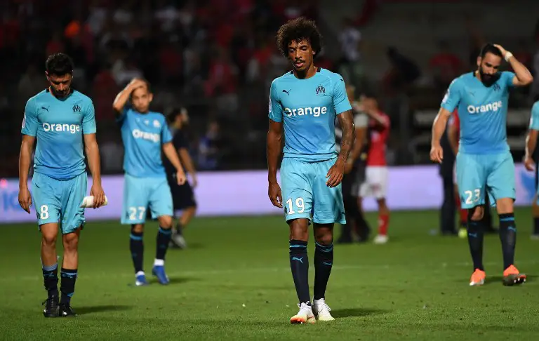 Olympique de Marseille's French midfielder Morgan Sanson (L) and Olympique Marseille's Brazilian midfielder Luiz Gustavo (C) leave the pitch after being defeated by Nimes after the French L1 football match between Nîmes and Marseille, at the the Costières stadium in Nîmes, southern France on August 19, 2018. / AFP PHOTO / PASCAL GUYOT