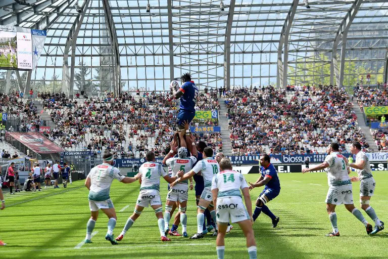 Grenoble's French lock Hans Nkinsi tries to catch the ball in a line out during the French Top 14 rugby union match between Grenoble (FCG) and Pau (SP) on september 9, 2018, at the Stade des Alpes in Grenoble, central-eastern France. / AFP PHOTO / JEAN-PIERRE CLATOT