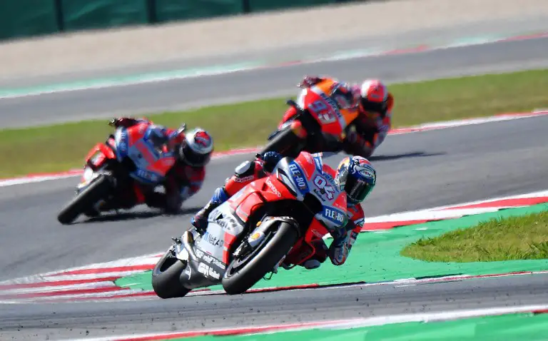 Ducati Team's rider Italian Andrea Dovizioso (C) leads Ducati Team's rider Spanish Jorge Lorenzo (L) and Repsol Honda Team's rider Spanish Marc Marquez (rear) during the MotoGP race of the San Marino Grand Prix at the Marco Simoncelli Circuit in Misano on September 9, 2018. / AFP PHOTO / Tiziana FABI