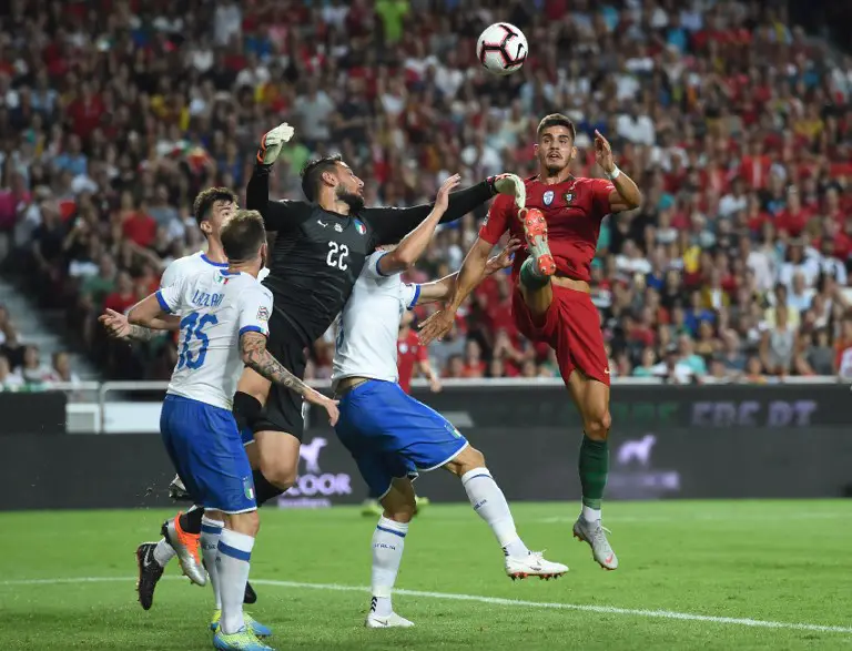 Italian goalkeeper Gianluigi Donnarumma (3L) vies with Portuguese forward Andre Silva during the UEFA Nations League football match between Portugal and Italy at the Luz stadium in Lisbon on September 10, 2018. / AFP PHOTO / Francisco LEONG