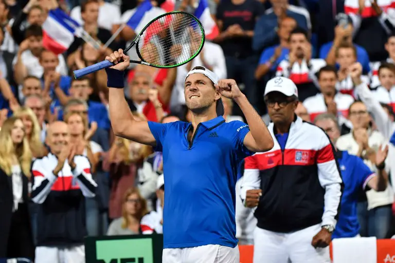 French player Lucas Pouille reacts after winning the second set against Spanish player Roberto Bautista-Agut during the Davis Cup semi-final tennis match between Spain and France in Villeneuve-d'Ascq, northern France, on September 14, 2018. / AFP PHOTO / Philippe HUGUEN