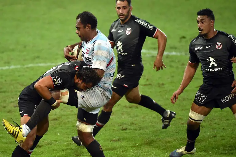 Toulouse's winger Yoann Huget tackles Racing's number eight Leone Nakarawa (2L) during the French Top 14 rugby union match between Toulouse and Racing 92, at Ernest Wallon Stadium, on september 15, 2018, southern France. / AFP PHOTO / REMY GABALDA