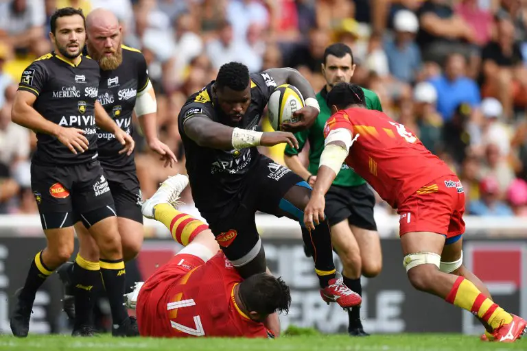 La Rochelle's French prop Vincent Pelo runs with the ball during a French Top 14 rugby union match between La Rochelle and Perpignan on September 16, 2018 at the Marcel Deflandre stadium in La Rochelle, western France. / AFP PHOTO / XAVIER LEOTY