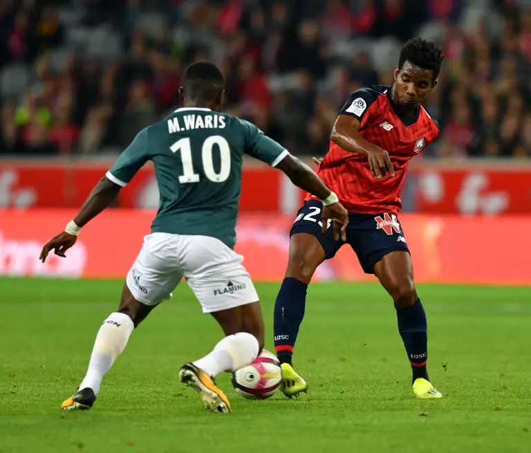 Lille's Portuguese midefielder Thiago Mendes vies with Nantes' Ghanaian forward Majeed Waris during the French L1 football match between Lille (LOSC) and Nantes at the Pierre-Mauroy Stadium in Villeneuve d'Ascq, near Lille, on September 22, 2018.  / AFP PHOTO / DENIS CHARLET