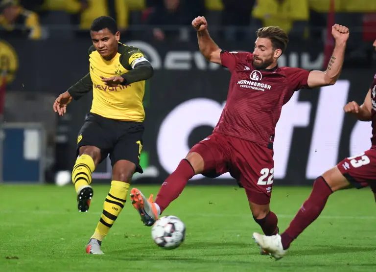 Nuernberg's Italian-German defender Enrico Valentini and Dortmund's Swiss defender Manuel Akanji vie for the ball during the German first division Bundesliga football match Borussia Dortmund vs 1. FC Nuremberg in Dortmund, westhern Germany, on September 26, 2018. / AFP PHOTO / Patrik STOLLARZ / RESTRICTIONS: DFL REGULATIONS PROHIBIT ANY USE OF PHOTOGRAPHS AS IMAGE SEQUENCES AND/OR QUASI-VIDEO