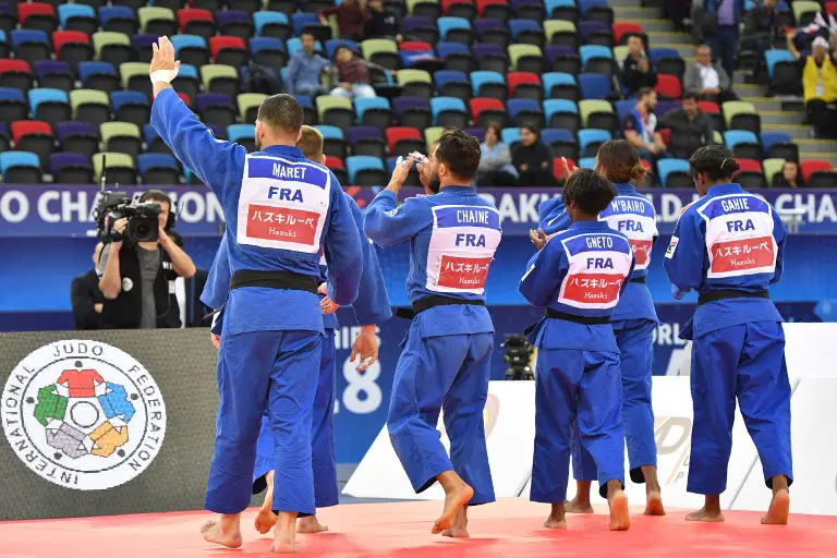 France's judokas greet supporters after losing to Japan in the mixed team final block at the 2018 Judo World Championships in Baku on September 27, 2018. / AFP PHOTO / Mladen ANTONOV