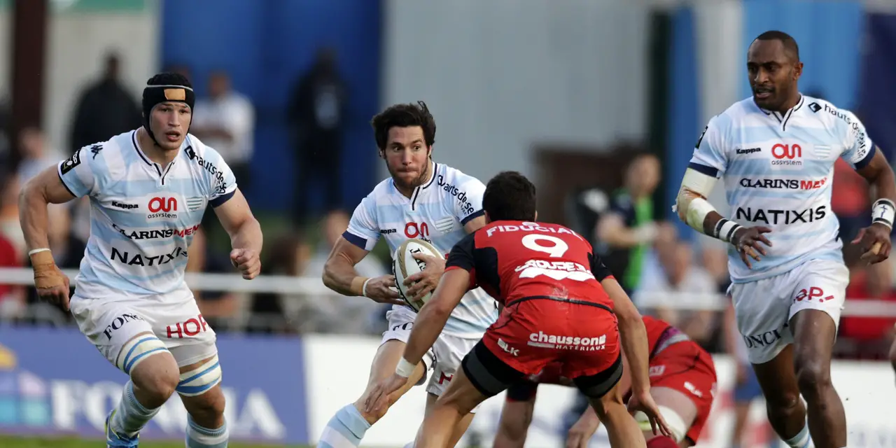 Racing-Metro's scrum-half  Maxime Machenaud (C) runs with the ball during the French Top 14 rugby union match between Racing Metro 92 and Stade Toulousain on June 11, 2016, at the Yves du manoir Stadium in Colombes, outside Paris. AFP PHOTO / THOMAS SAMSON / AFP PHOTO / THOMAS SAMSON