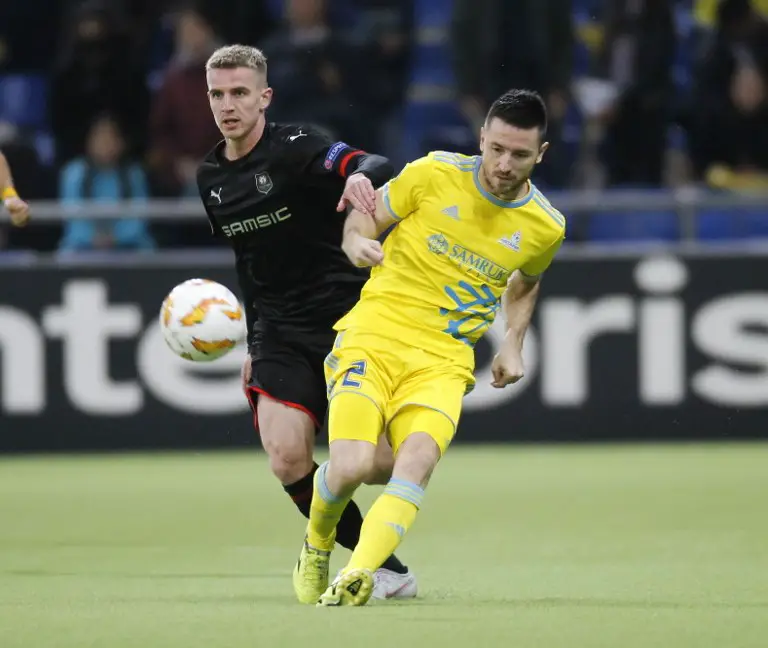 Rennes' French midfielder Benjamin Bourigeaud (L) and Astana's Serbian defender Antonio Rukavina vie for the ball during the UEFA Europa League group K football match between FC Astana and Rennes (Stade Rennais FC) in Astana on October 4, 2018. / AFP PHOTO / Stanislav FILIPPOV